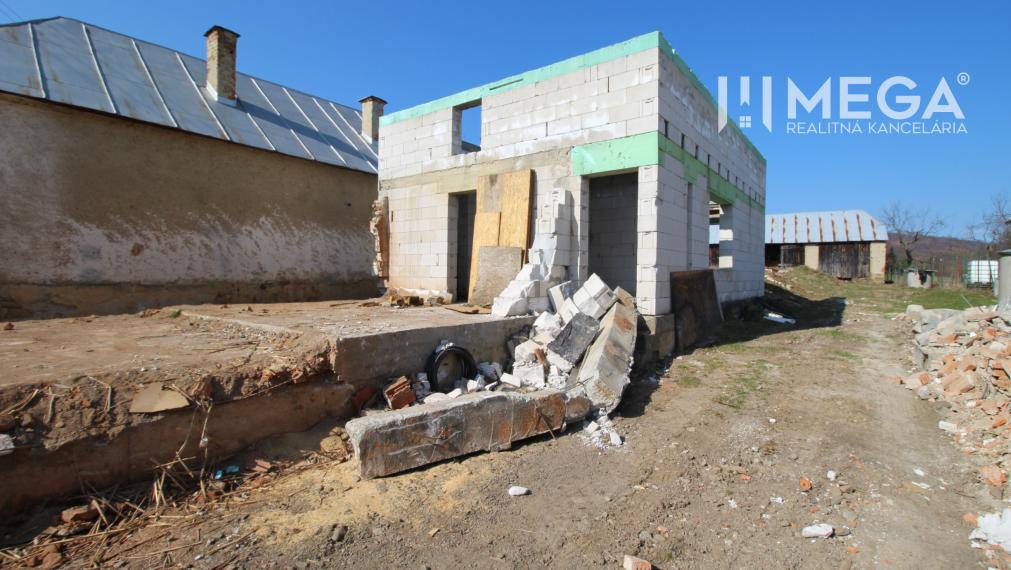 NA PREDAJ EXKLUZÍVNE: Rozostavaná stavba s kráľovským pozemkom a bonusovou stodolou - Zbojné