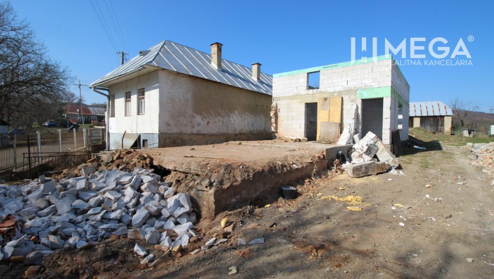 NA PREDAJ EXKLUZÍVNE: Rozostavaná stavba s kráľovským pozemkom a bonusovou stodolou - Zbojné