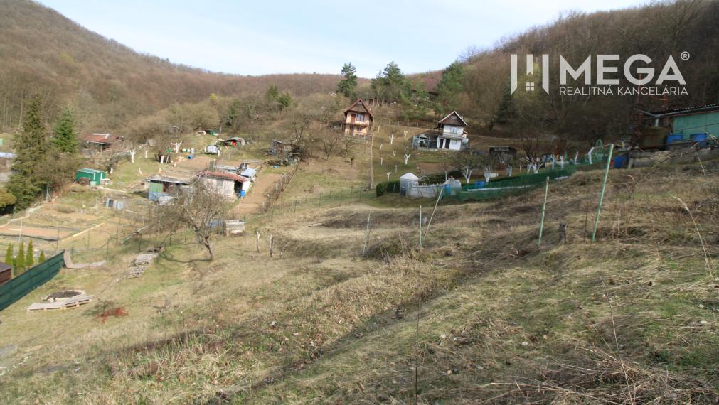 NOVINKA - NA PREDAJ pozemok 800m2 v ZO Poniklec pri meste Humenné