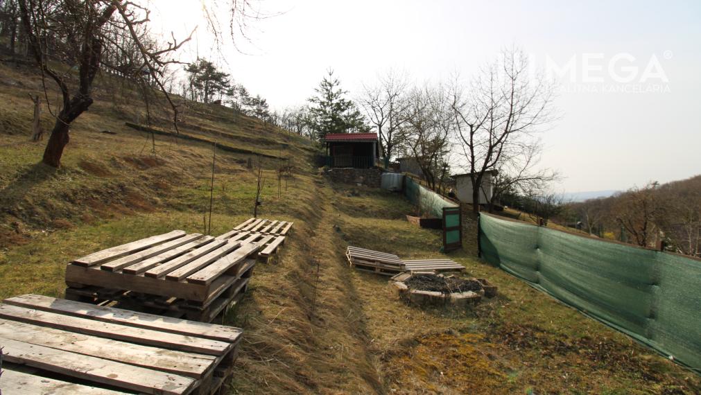 NA PREDAJ pozemok 800m2 v ZO Poniklec pri meste Humenné