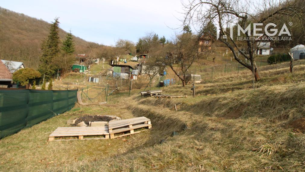 NOVINKA - NA PREDAJ pozemok 800m2 v ZO Poniklec pri meste Humenné