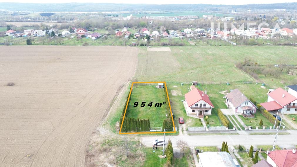 NA PREDAJ ROVINATÝ STAVEBNÝ POZEMOK V MESTE STRÁŽSKE 954 m²