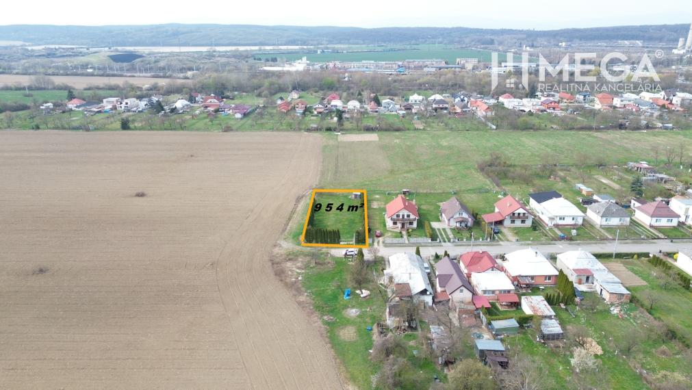 NA PREDAJ ROVINATÝ STAVEBNÝ POZEMOK V MESTE STRÁŽSKE 954 m²