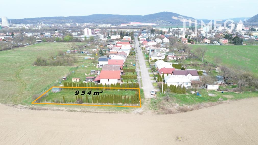 NA PREDAJ ROVINATÝ STAVEBNÝ POZEMOK V MESTE STRÁŽSKE 954 m²
