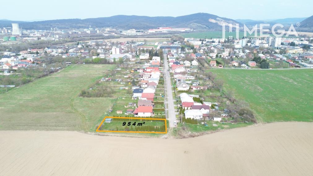 NA PREDAJ ROVINATÝ STAVEBNÝ POZEMOK V MESTE STRÁŽSKE 954 m²
