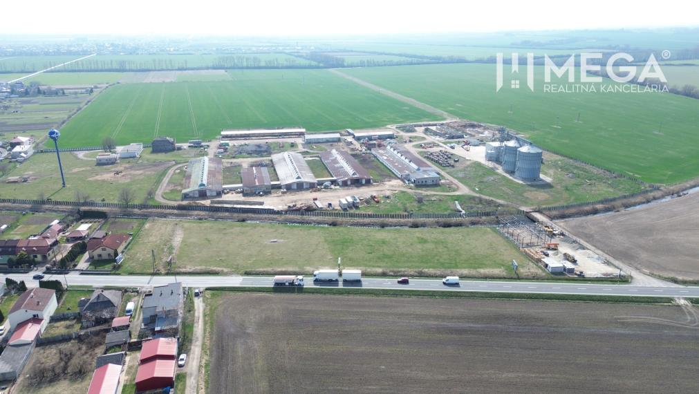 NA PREDAJ EXKLUZÍVNE: Lukratívny pozemok 6 086m2 – Hriadky (okres TV) – Hlavný ťah MI-KE