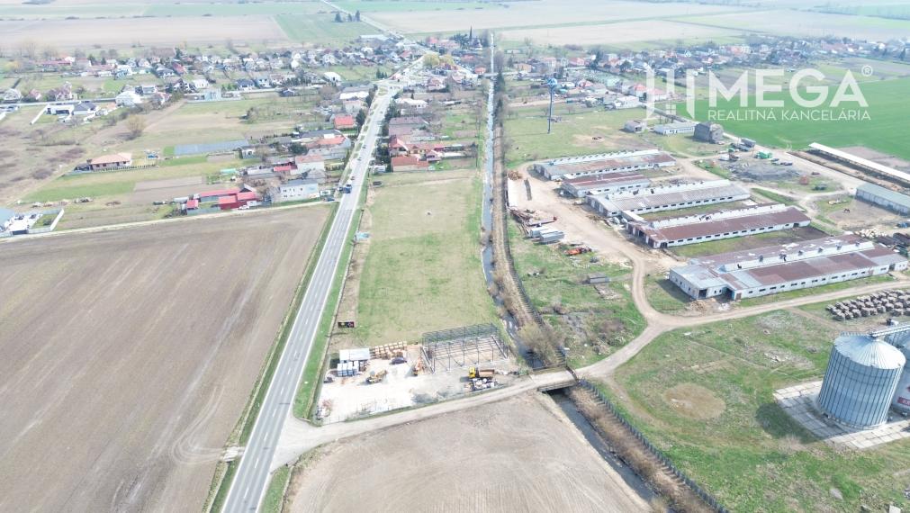 NA PREDAJ EXKLUZÍVNE: Lukratívny pozemok 6 086m2 – Hriadky (okres TV) – Hlavný ťah MI-KE