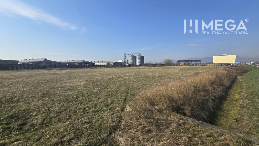 NA PREDAJ EXKLUZÍVNE: Lukratívny pozemok 6 086m2 – Hriadky (okres TV) – Hlavný ťah MI-KE