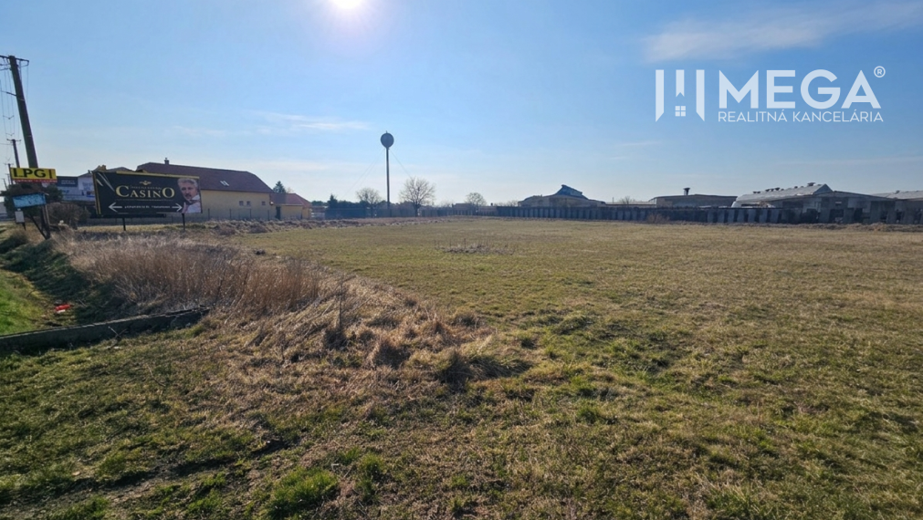 NA PREDAJ EXKLUZÍVNE: Lukratívny pozemok 6 086m2 – Hriadky (okres TV) – Hlavný ťah MI-KE