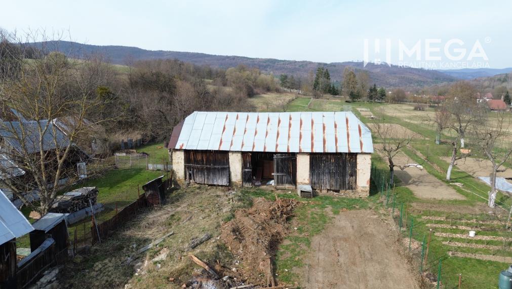 NA PREDAJ EXKLUZÍVNE: Rozostavaná stavba s kráľovským pozemkom a bonusovou stodolou - Zbojné