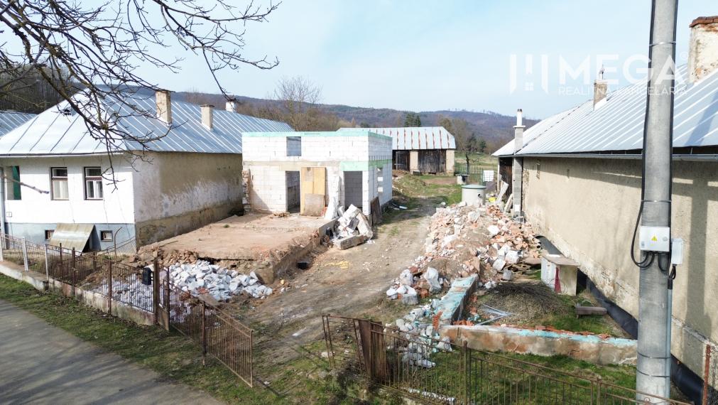 NA PREDAJ EXKLUZÍVNE: Rozostavaná stavba s kráľovským pozemkom a bonusovou stodolou - Zbojné