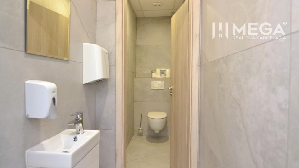 PRENÁJOM komerčného priestoru (32 m2) blízko centra Humenného