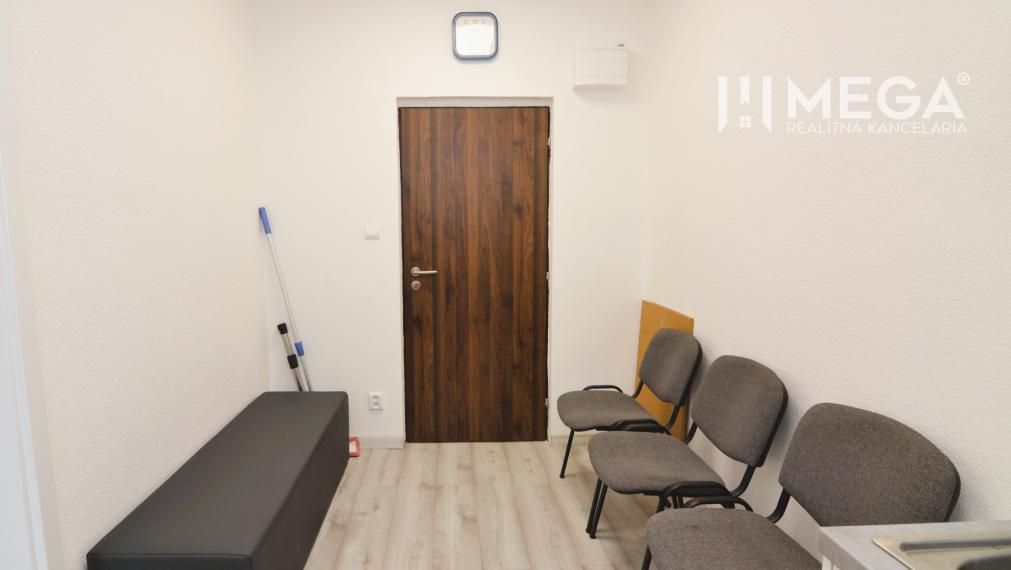 PRENÁJOM komerčného priestoru (32 m2) blízko centra Humenného