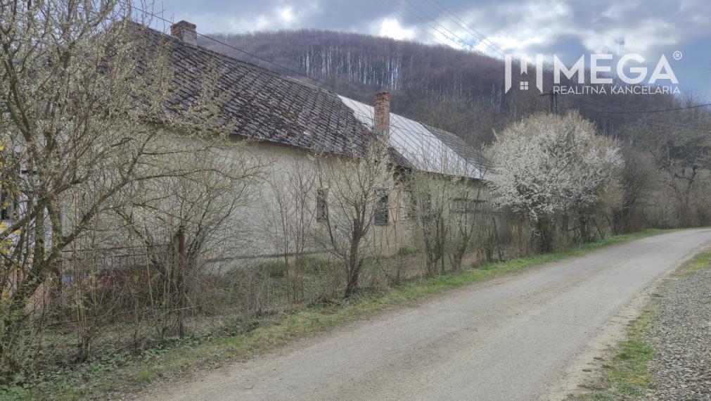 NA PREDAJ - Starší dom s veľkým pozemok v obci Čabiny