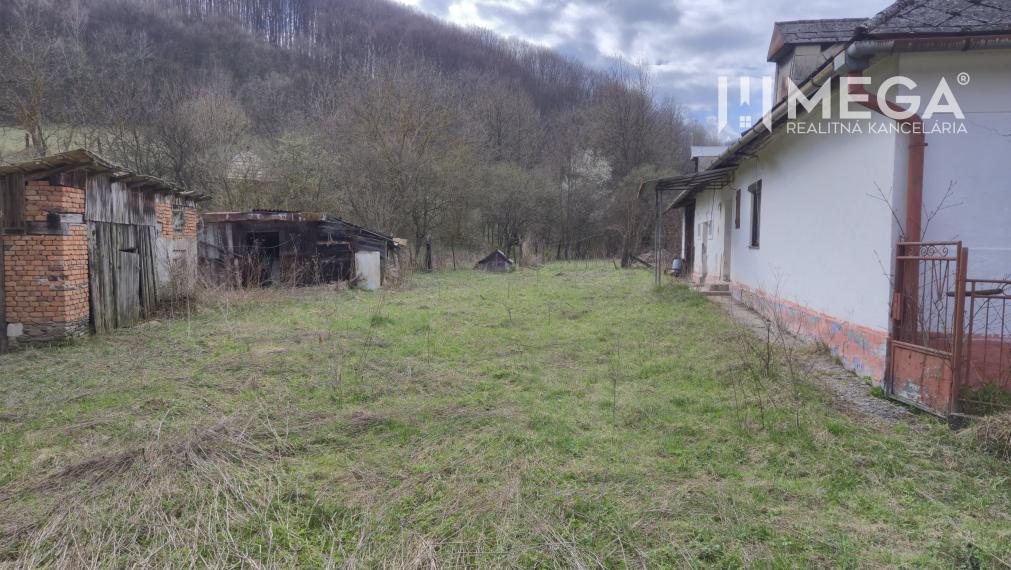 NA PREDAJ - Starší dom s veľkým pozemok v obci Čabiny