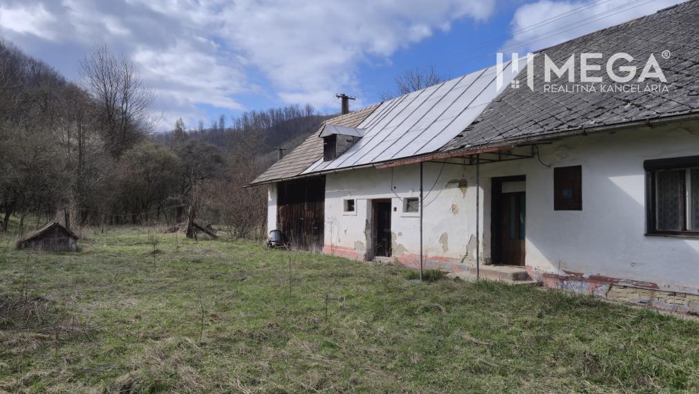NA PREDAJ - Starší dom s veľkým pozemok v obci Čabiny