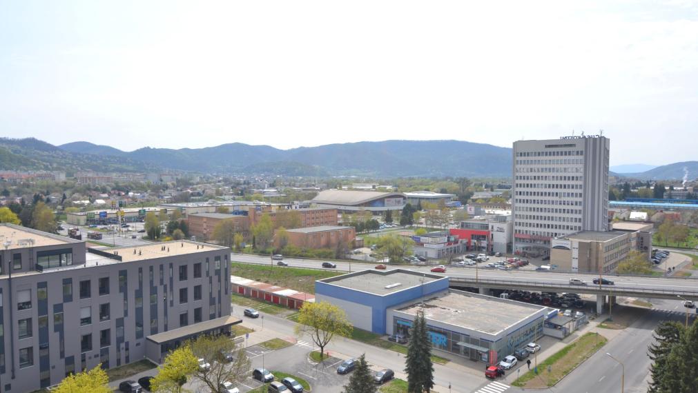 PREDAJ 1-IZBOVÉHO BYTU (40 m2) s dvomi balkónmi HUMENNÉ