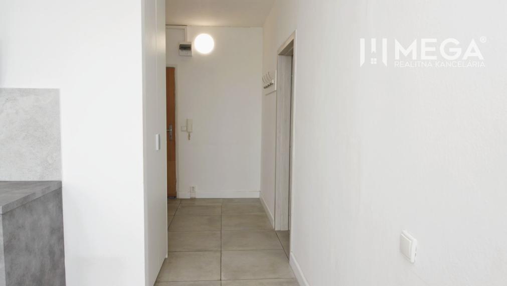 PREDAJ 1-IZBOVÉHO BYTU (40 m2) s dvomi balkónmi HUMENNÉ