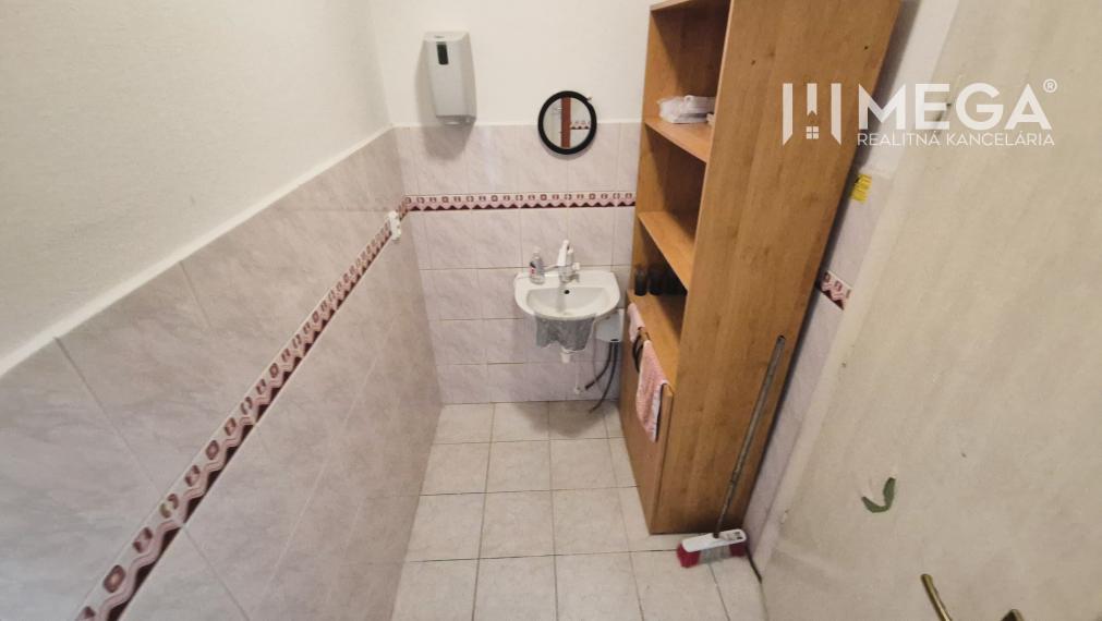 PRENÁJOM OBCHODNÉHO PRIESTORU PRIAMO V CENTRE HUMENNÉHO