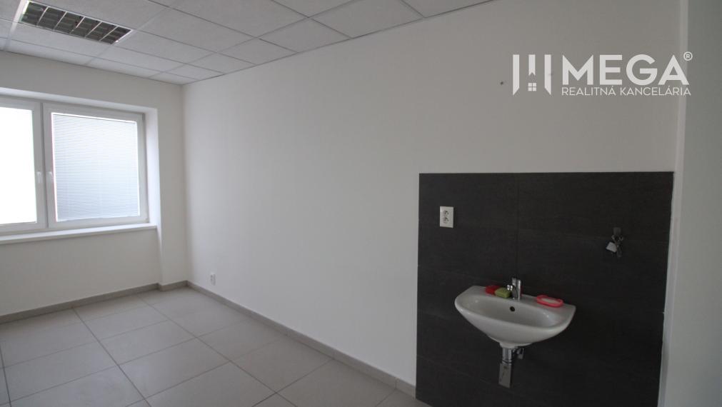 Na prenájom - kancelária na Tolstého ul. v meste Humenné
