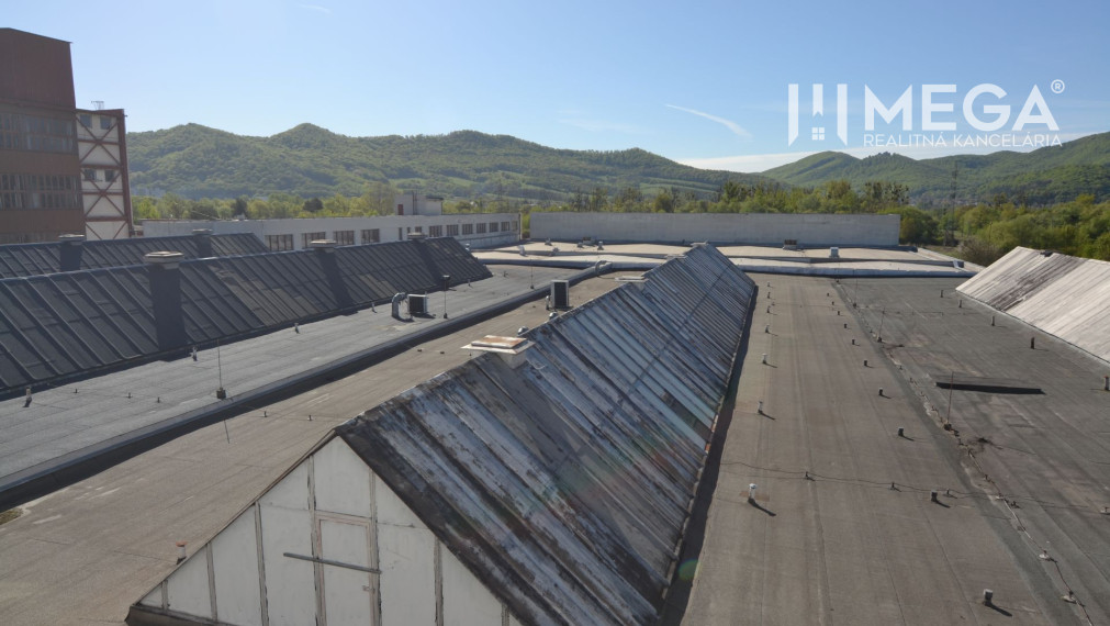FOR SALE: MANUFACTURING HALL, ADMINISTRATIVE BUILDING, AND LAND IN HUMENNÉ