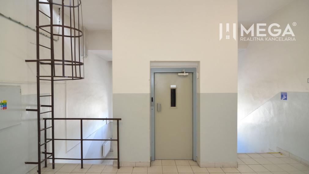 FOR SALE: MANUFACTURING HALL, ADMINISTRATIVE BUILDING, AND LAND IN HUMENNÉ
