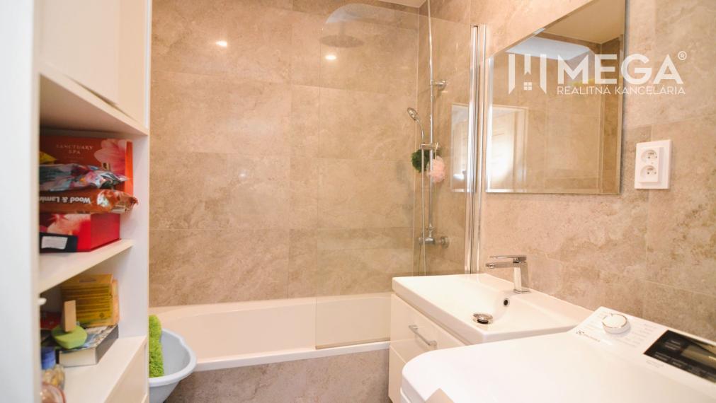 PREDAJ ZREKONŠTRUOVANÉHO 2-IZBOVÉHO BYTU (50 m2) S LODŽIOU HUMENNÉ