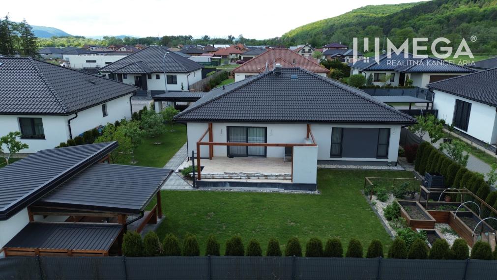 Na predaj priestranný bungalov v obci Lackovce