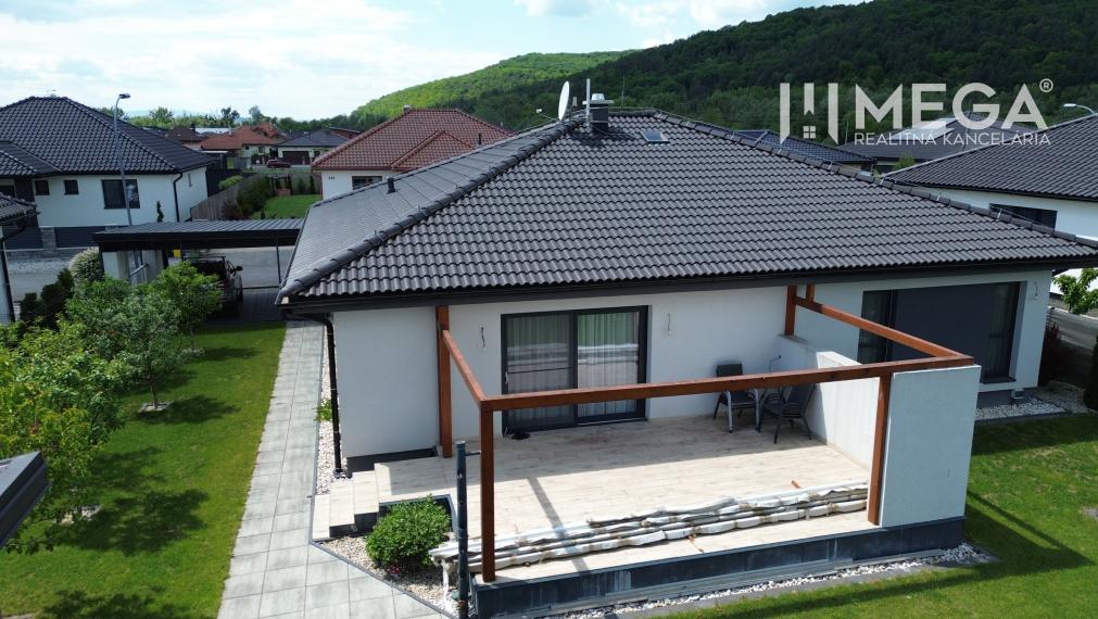 Na predaj priestranný bungalov v obci Lackovce