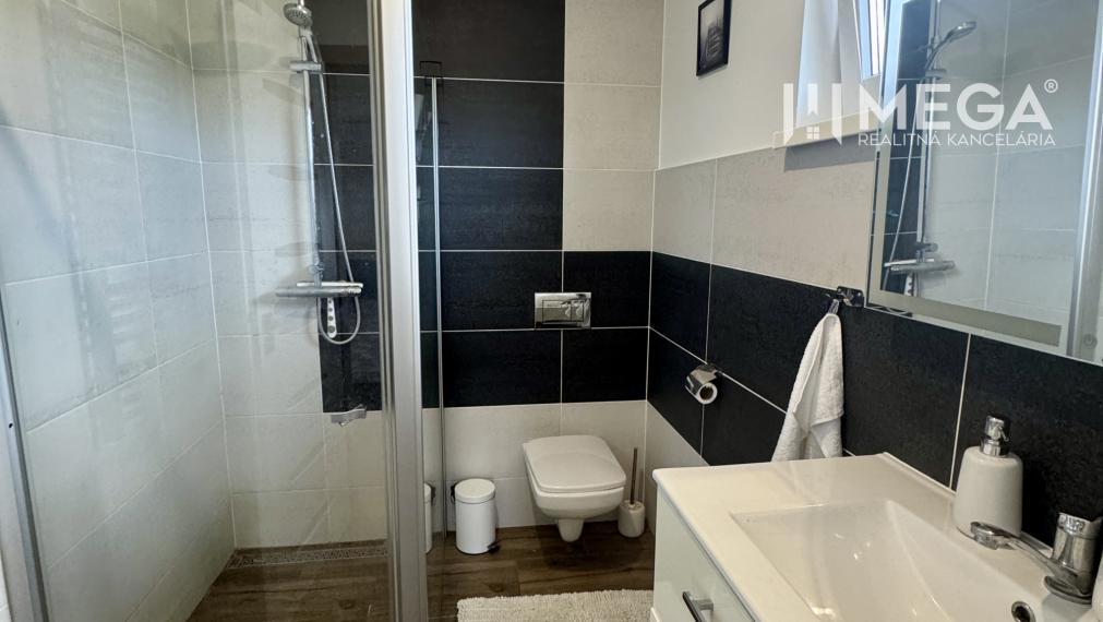 Na predaj priestranný bungalov v obci Lackovce