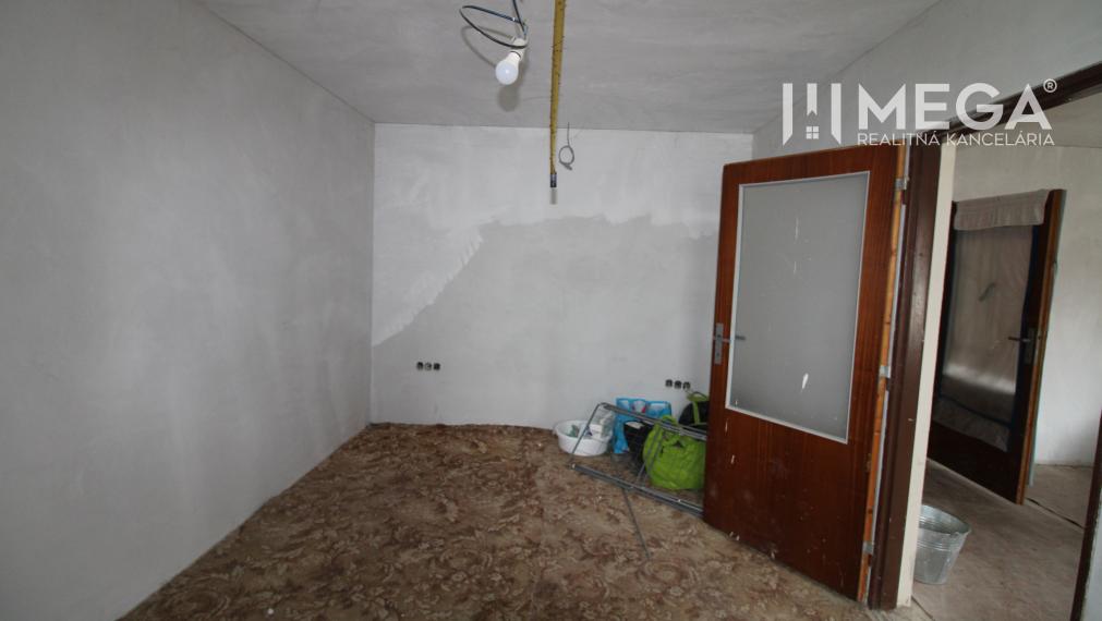 Na predaj - Dom s veľkým pozemkom v Pakostove