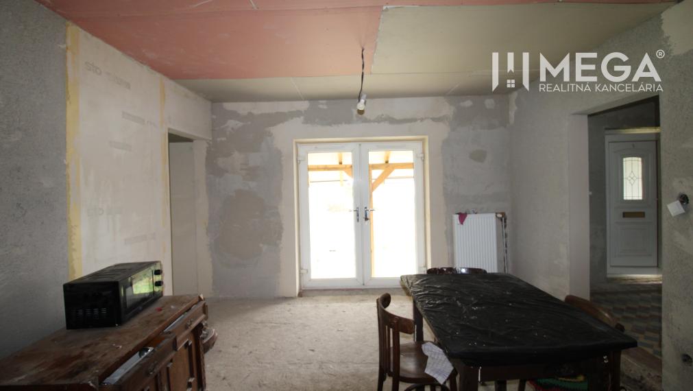 Na predaj - Dom s veľkým pozemkom v Pakostove