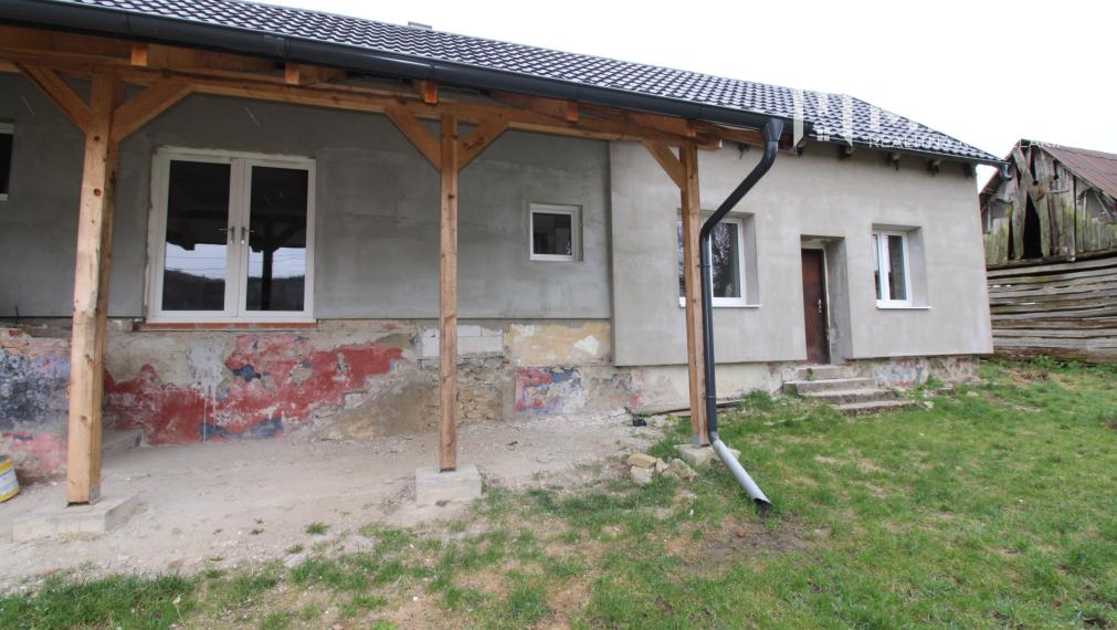 Na predaj - Dom s veľkým pozemkom v Pakostove