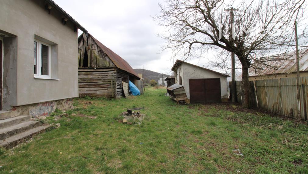 Na predaj - Dom s veľkým pozemkom v Pakostove
