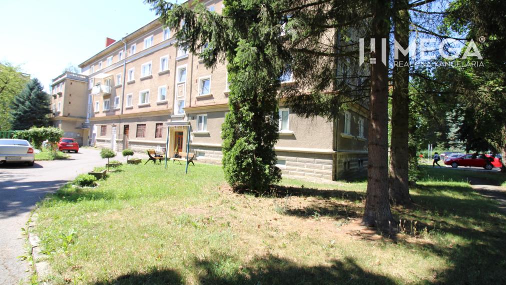 NA PREDAJ VEĽKÝ 2-izb BYT V TICHEJ ČASTI SÍDLISKA I  HUMENNÉ