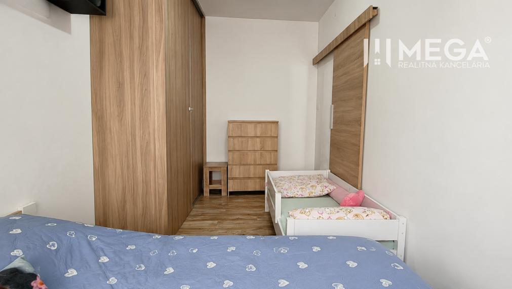 NA PREDAJ ZARIADENÝ 2-izbový BYT PO REKONŠTRUKCII - HUMENNÉ