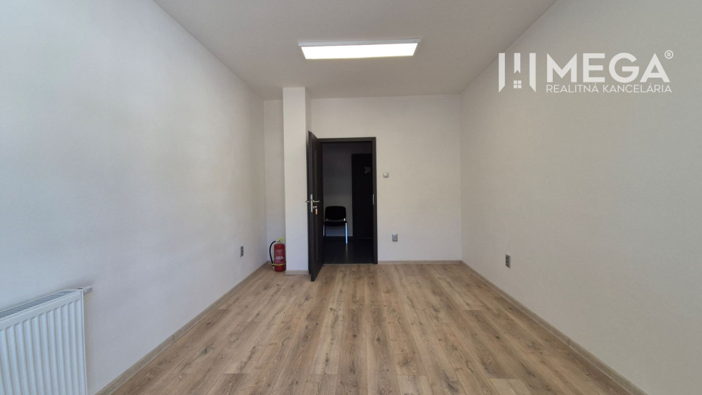 PRENÁJOM kancelárie blízko centra Humenného (15,20 m2)