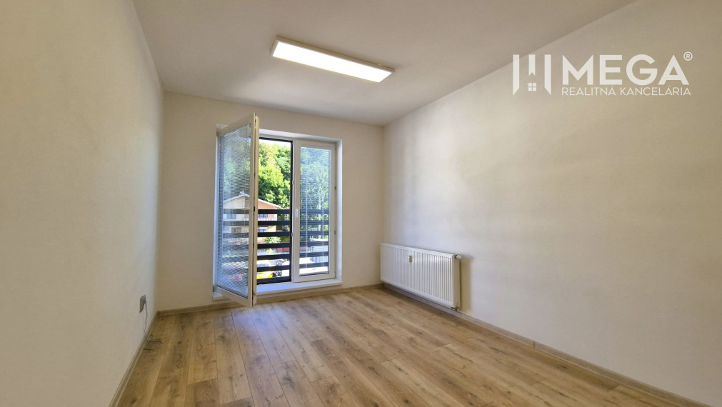 PRENÁJOM kancelárie blízko centra Humenného (15,20 m2)