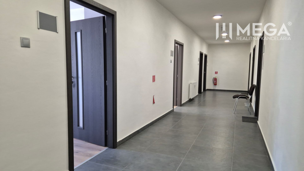 PRENÁJOM kancelárie blízko centra Humenného (15,20 m2)