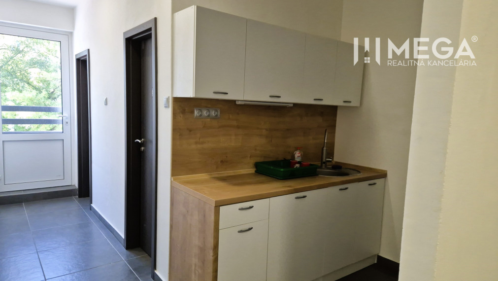 PRENÁJOM kancelárie blízko centra Humenného (15,20 m2)