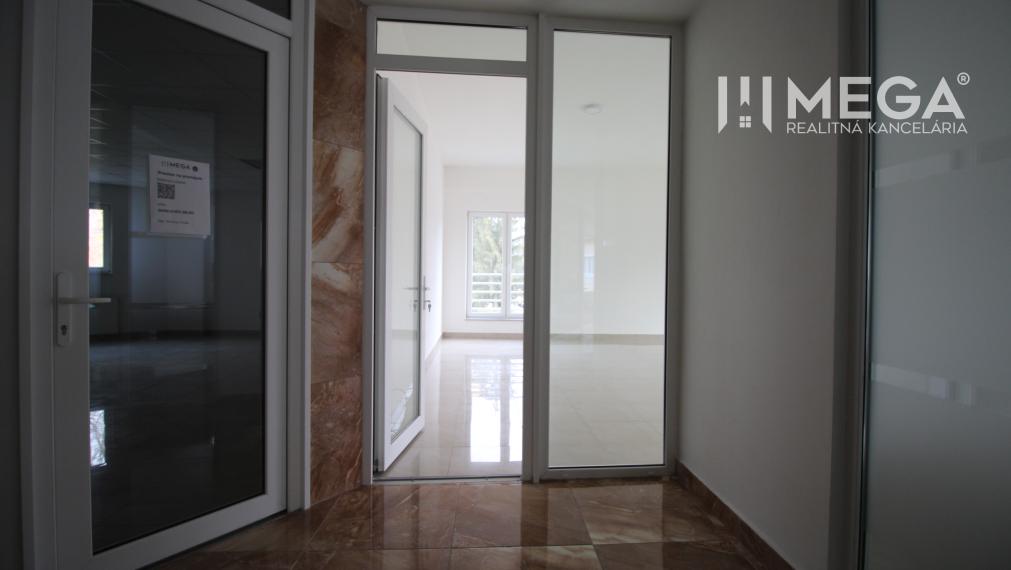 PRENÁJOM kancelárskych priestorov (42 m2) v CENTRE MESTA HUMENNÉ