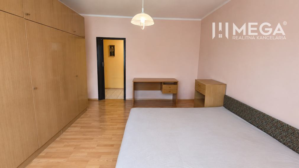 NA PREDAJ 3-izbový byt s balkónom - ŠIRŠIE CENTRUM HUMENNÉ