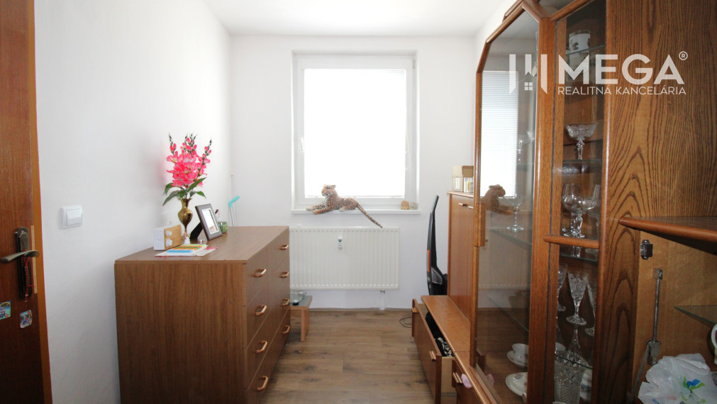 NA PREDAJ VEĽKOMETRÁŽNY 4-IZBOVÝ BYT 88 m² S LOGGIOU HUMENNÉ