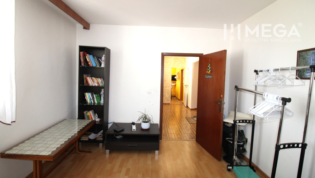 NA PREDAJ VEĽKOMETRÁŽNY 4-IZBOVÝ BYT 88 m² S LOGGIOU HUMENNÉ