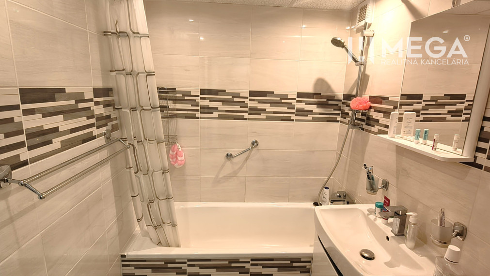 NA PREDAJ VEĽKOMETRÁŽNY 4-IZBOVÝ BYT 88 m² S LOGGIOU HUMENNÉ