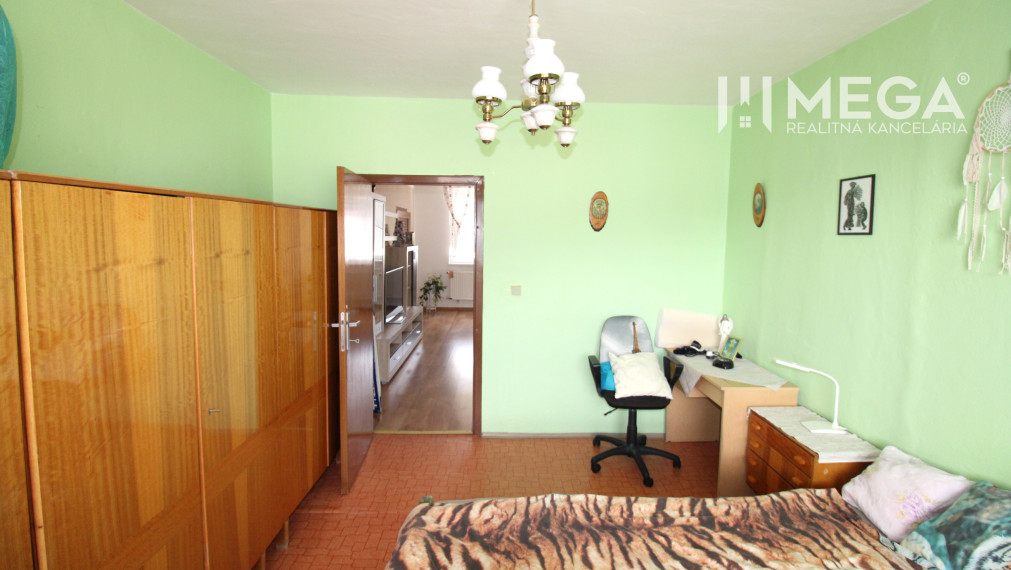 NA PREDAJ VEĽKOMETRÁŽNY 4-IZBOVÝ BYT 88 m² S LOGGIOU HUMENNÉ