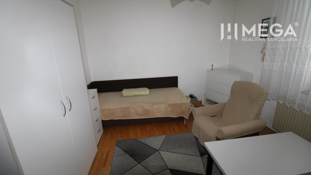 Na predaj - priestranný rodinný dom v Snine na pozemku 729 m²