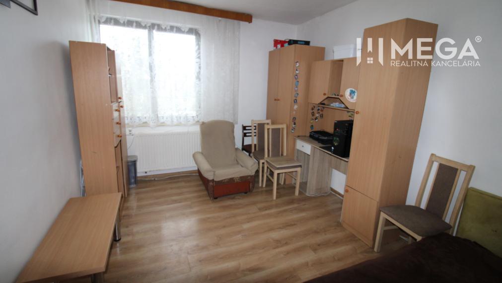Na predaj - priestranný rodinný dom v Snine na pozemku 729 m²