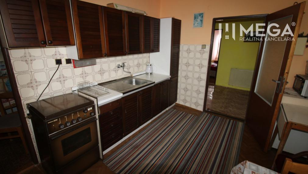 Na predaj - priestranný rodinný dom v Snine na pozemku 729 m²