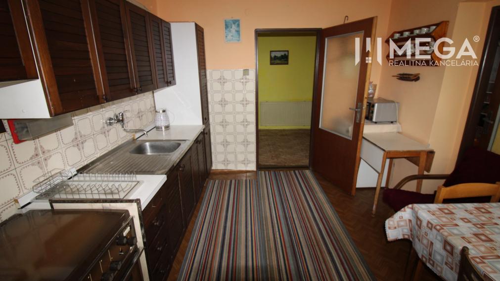 Na predaj - priestranný rodinný dom v Snine na pozemku 729 m²